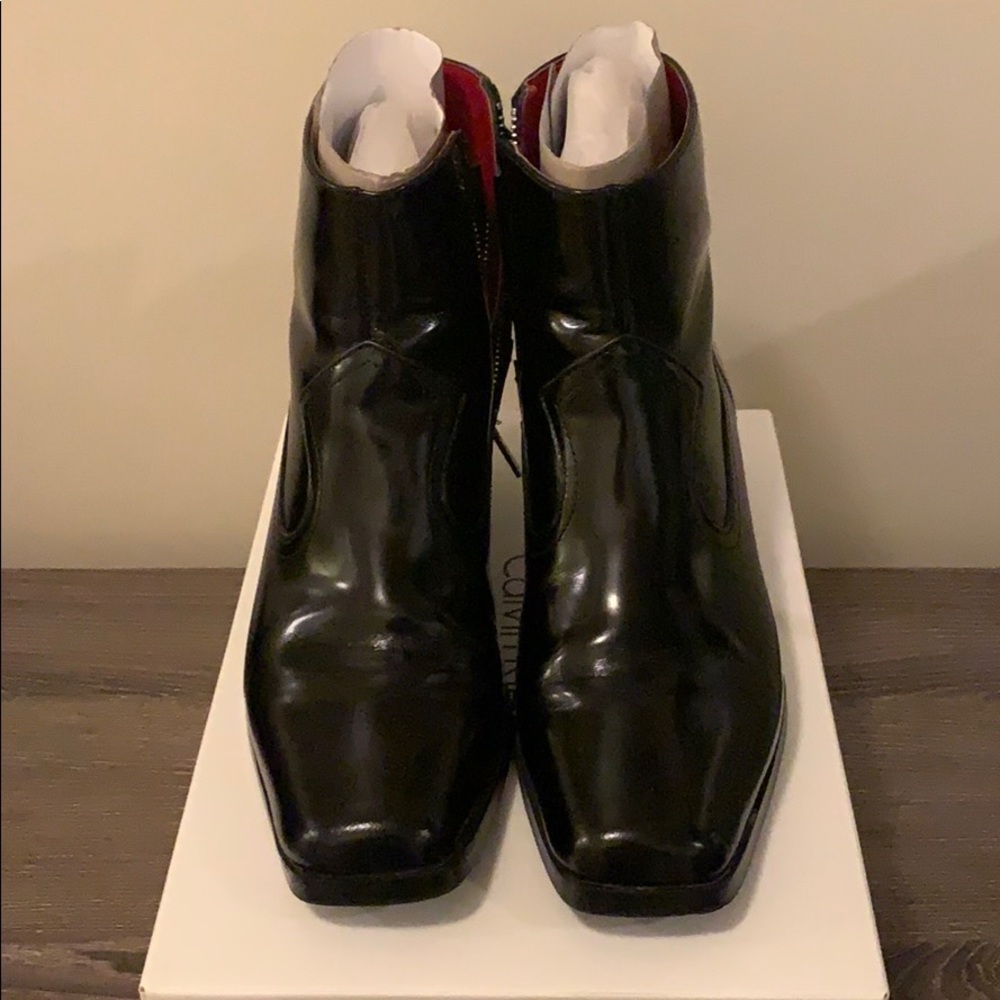 Trendy CALVIN KLEIN Sadi ankle boot!